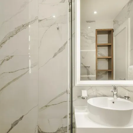 Miraval Luxury Couette-café 4*