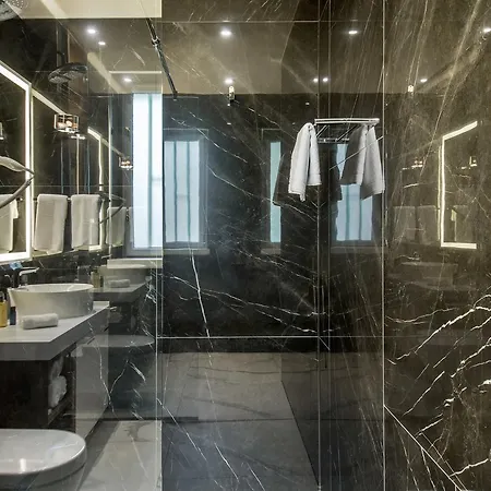 Miraval Luxury Couette-café 4*