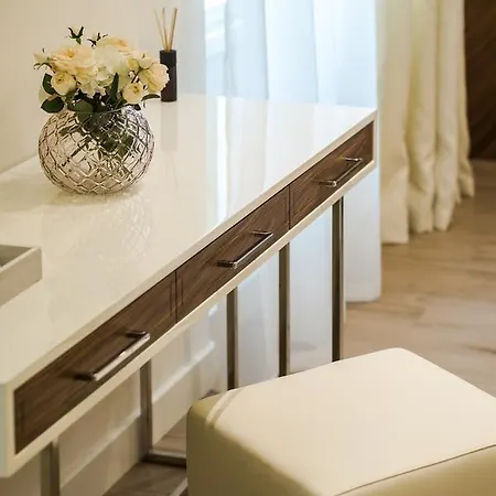 Miraval Luxury Couette-café